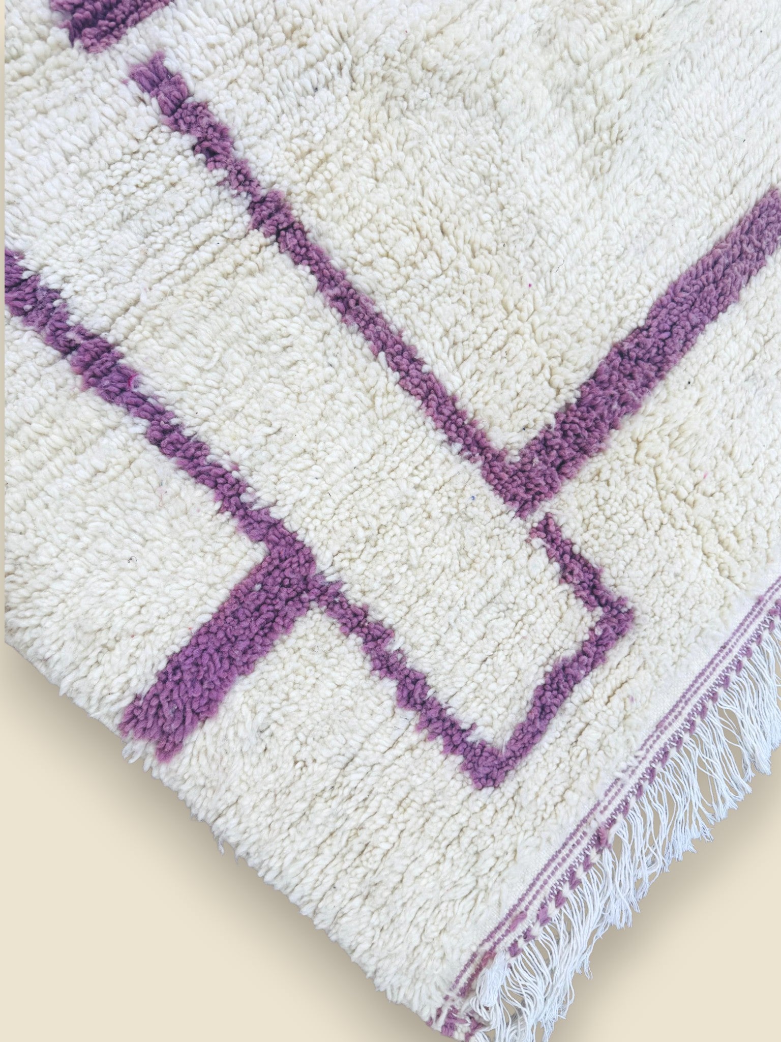 Details of fringes wool rug