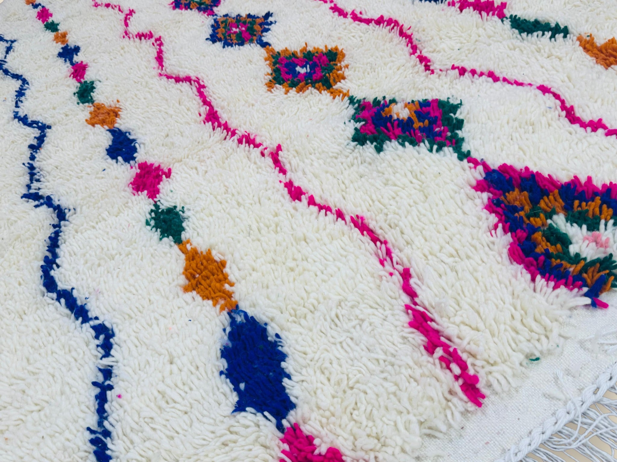 Tiziriwen Berber rug with fringed edges and bright hand-knotted design