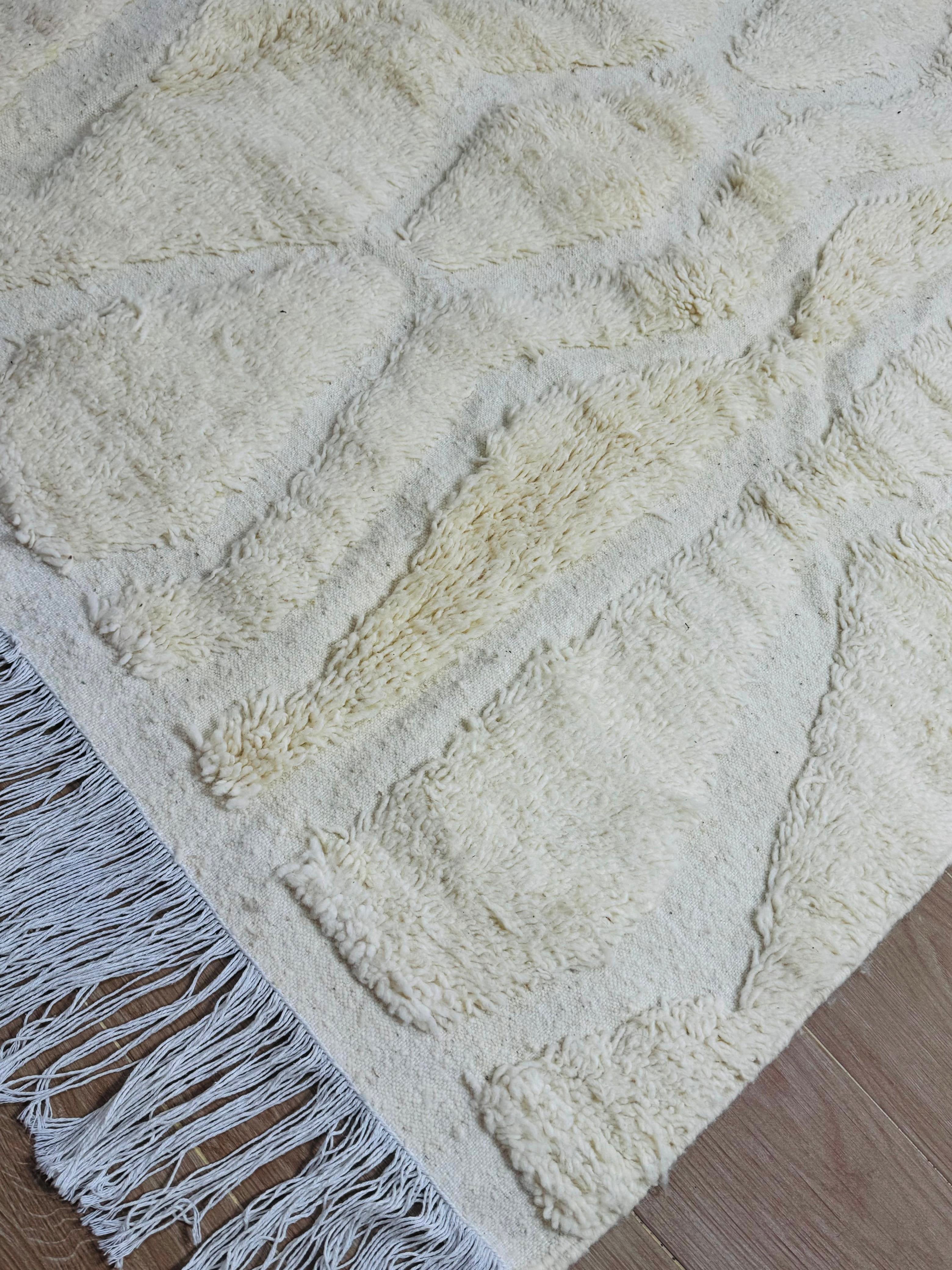 Handmade Tirza beige wool rug with geometric texture and fringed edges