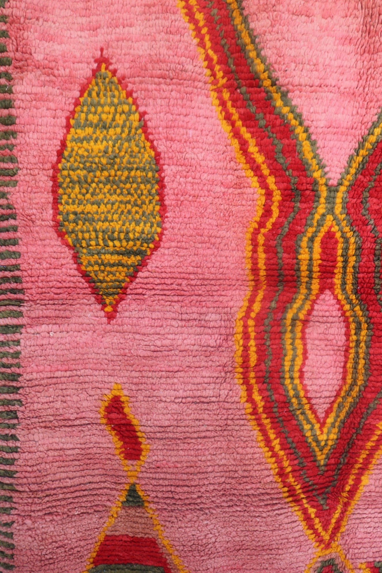Yellow teardrop-shaped motif and central medallion on the Limra wool rug