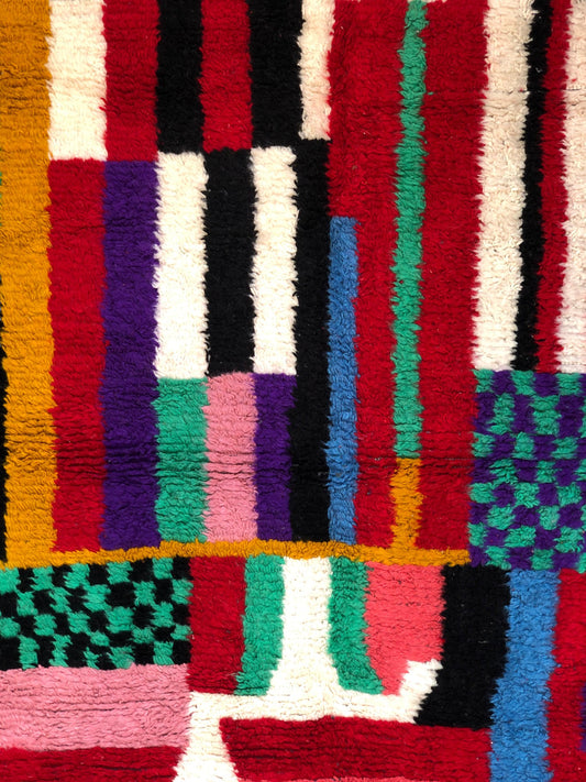 Vertical wool stripes in colors on the Timlilit rug