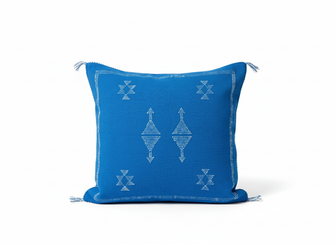 Handmade Taoua Berber pillow – close-up of traditional woven pattern